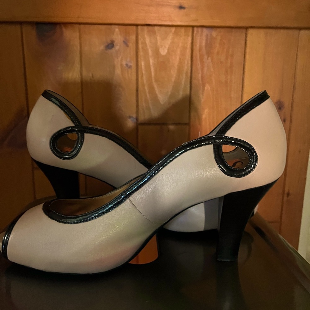Sofft peep toe nude with black trim heels with platformed toe box- very retro